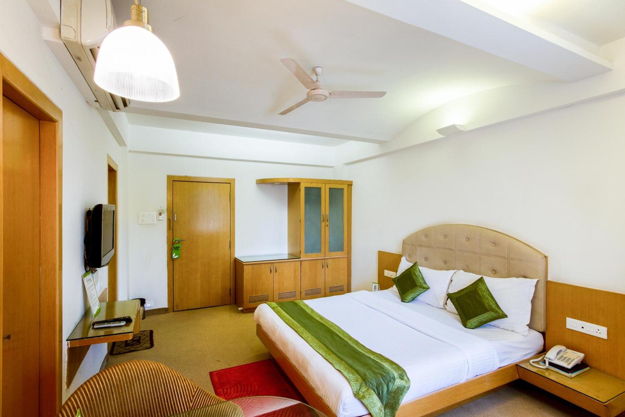 Treebo Niraali Executive, Hinjewadi Hotel Pimpri-Chinchwad Exterior photo
