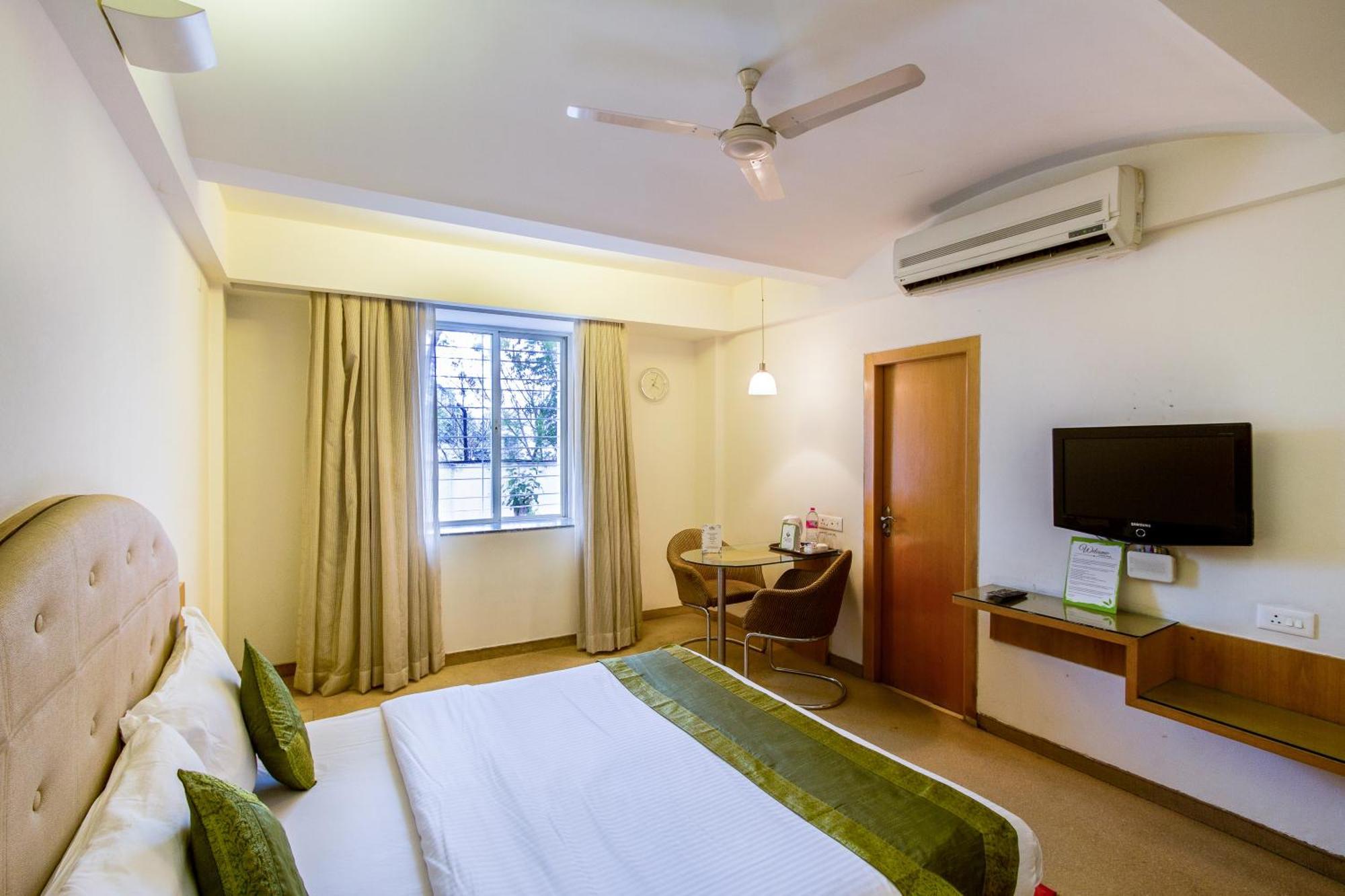 Treebo Niraali Executive, Hinjewadi Hotel Pimpri-Chinchwad Exterior photo