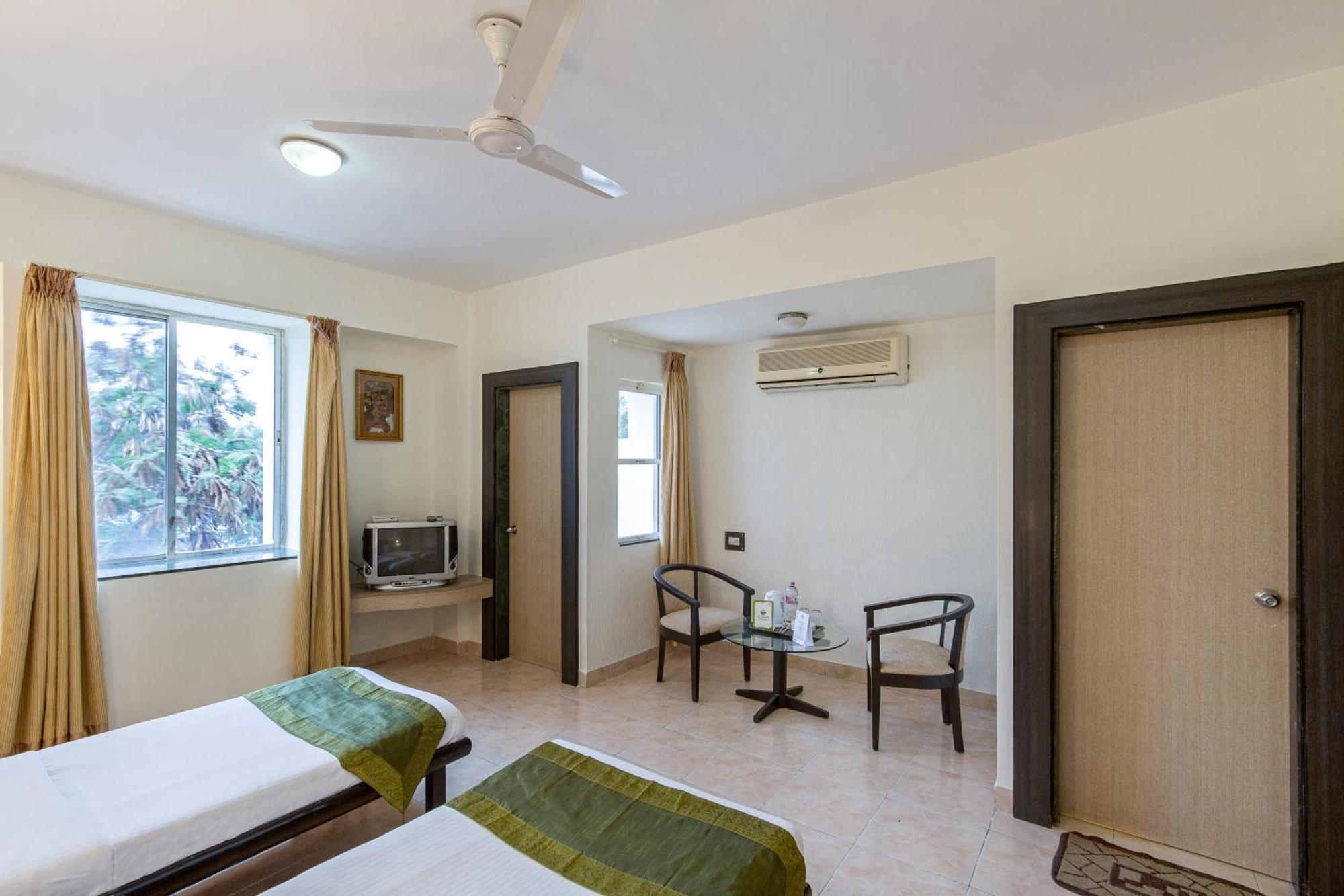Treebo Niraali Executive, Hinjewadi Hotel Pimpri-Chinchwad Exterior photo