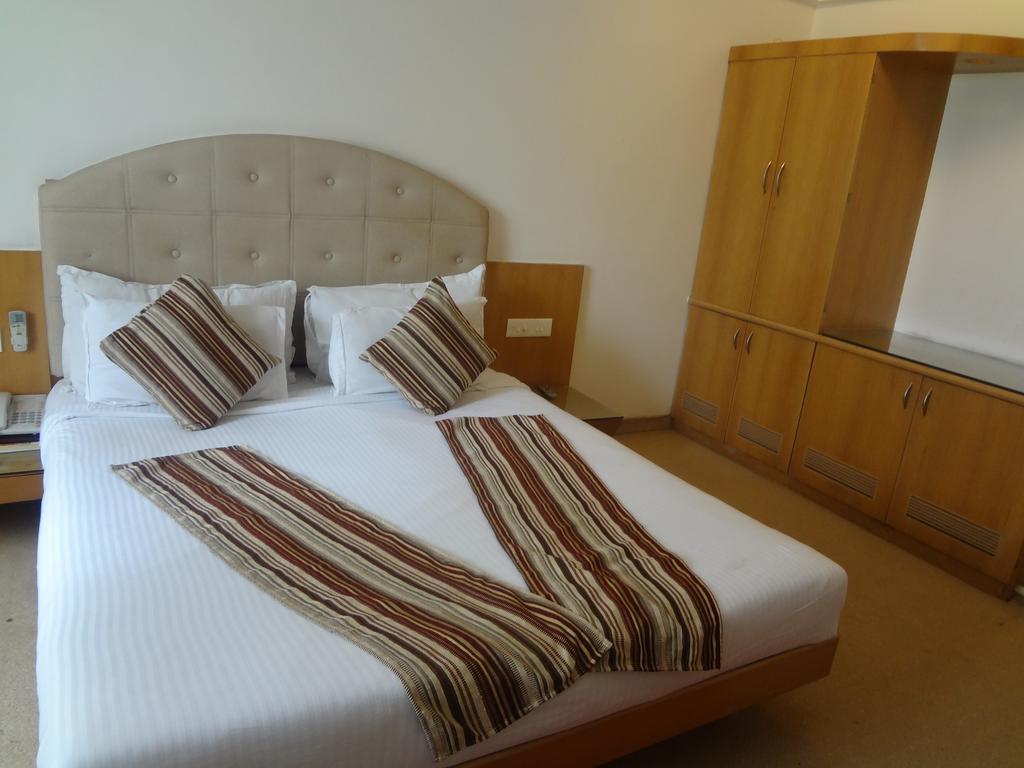 Treebo Niraali Executive, Hinjewadi Hotel Pimpri-Chinchwad Room photo