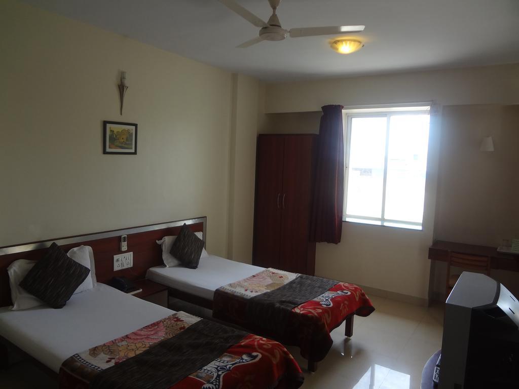 Treebo Niraali Executive, Hinjewadi Hotel Pimpri-Chinchwad Exterior photo